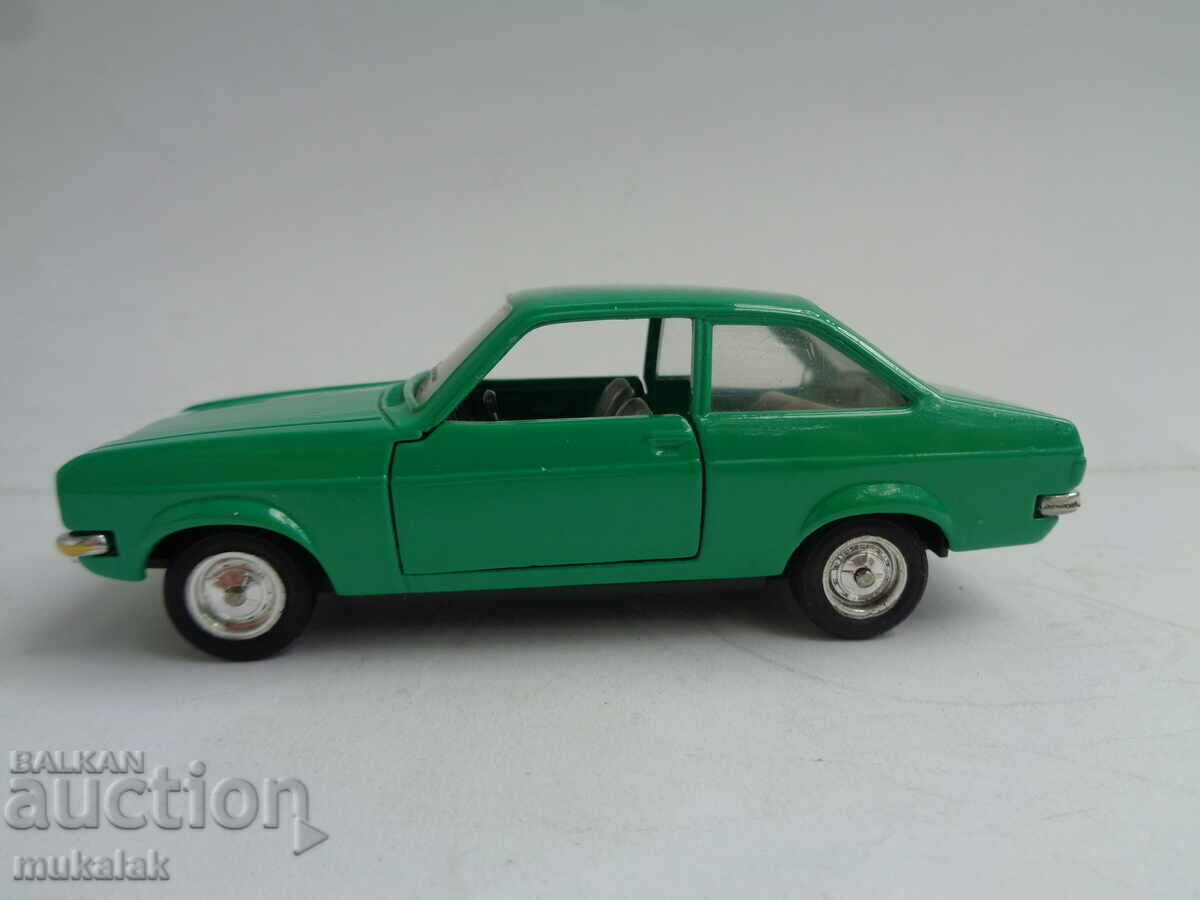 1:43 SOLIDO FORD ESCORT L MODEL DE JUCARIE CARUCIOLU