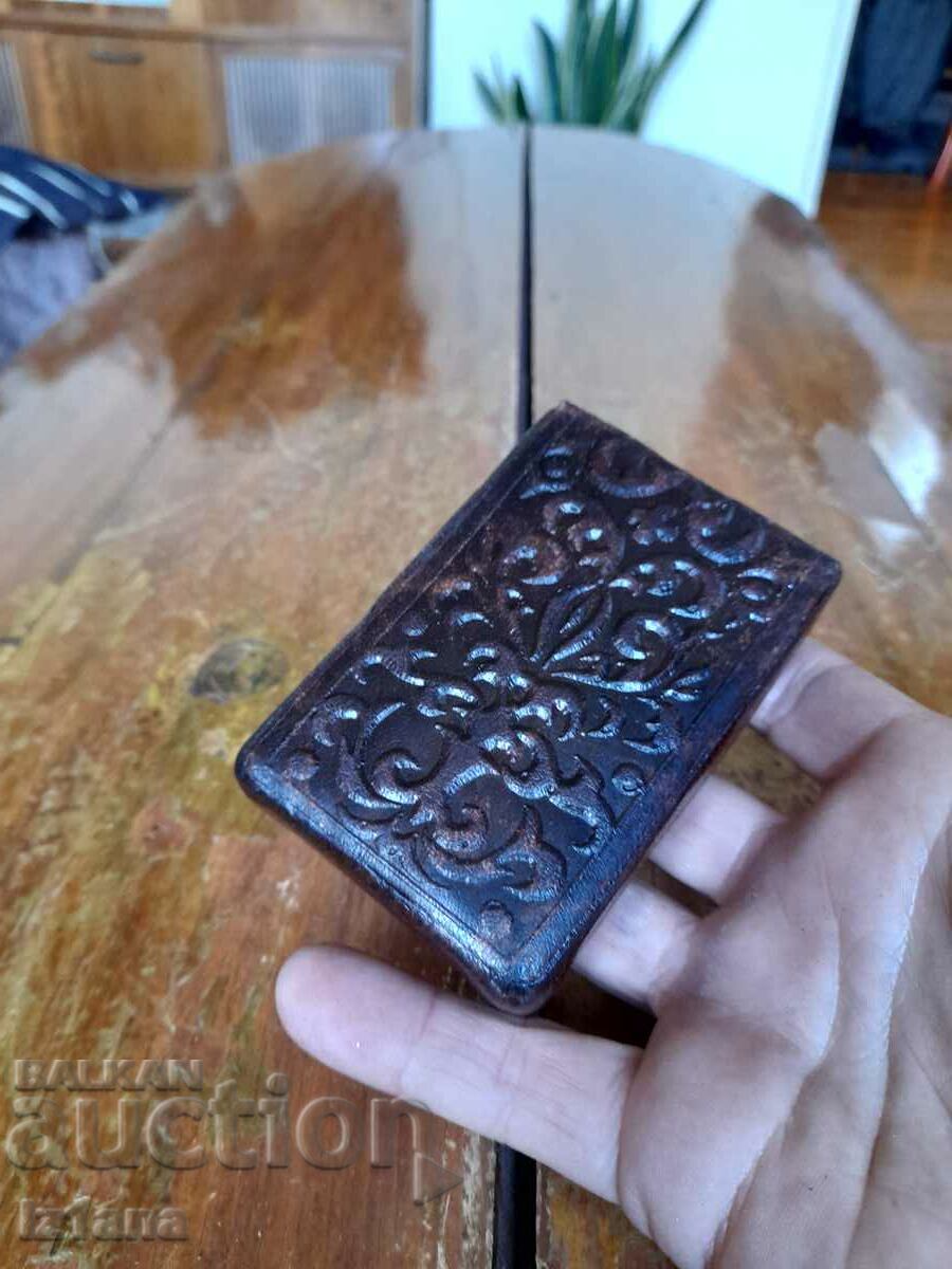 Delivery of Old leather snuffbox for cigarettes, case