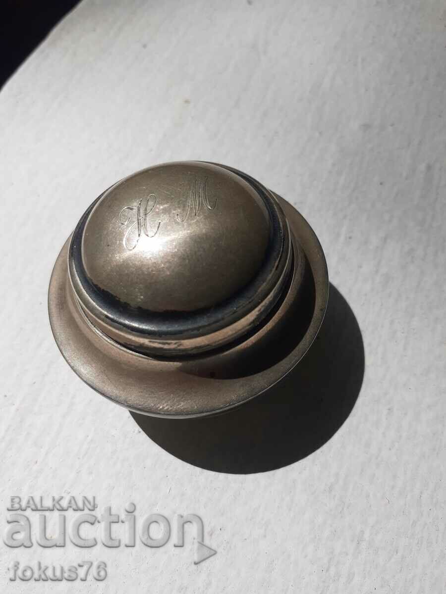 Малка сребърна кутийка предполагам мастилница с цена 99.00 лв. | € 50.62 Малка сребърна кутийка предполагам мастилница с цена 99.00 лв. | € 50.62