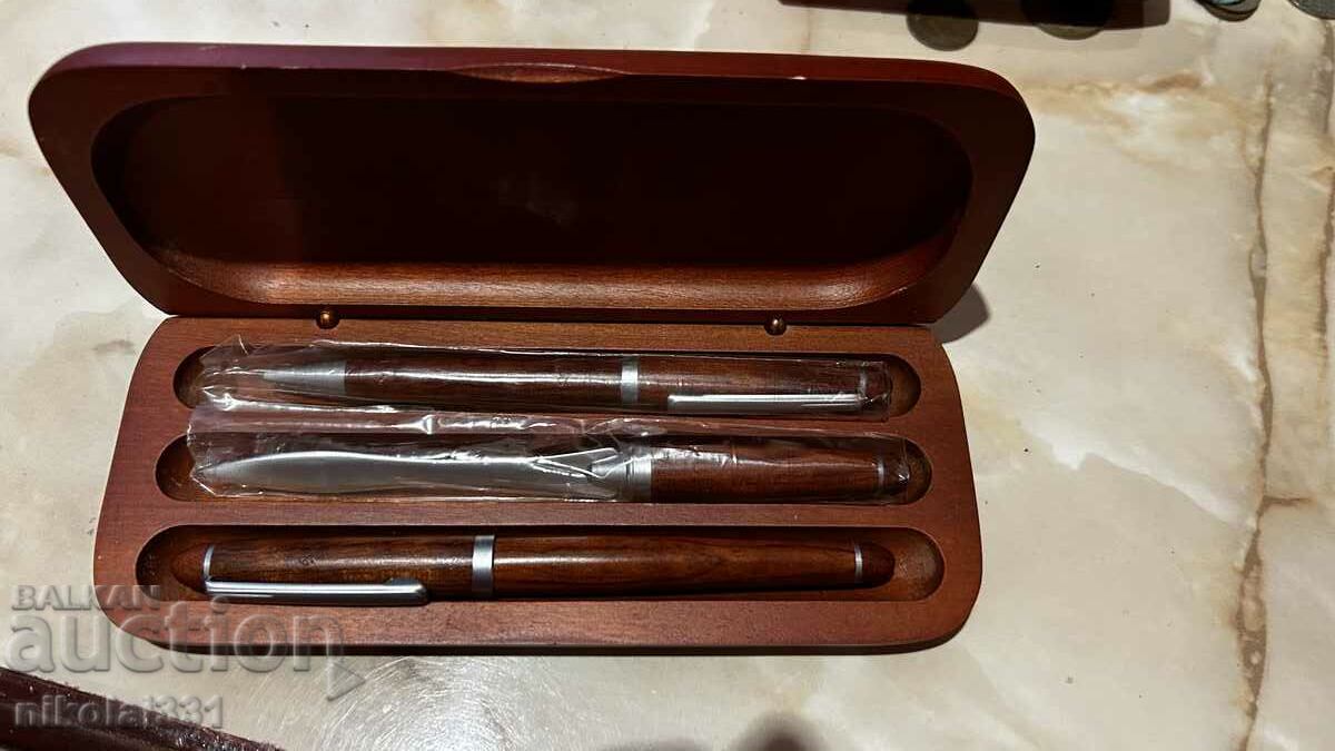 Интересен комплект писалки от дърво!