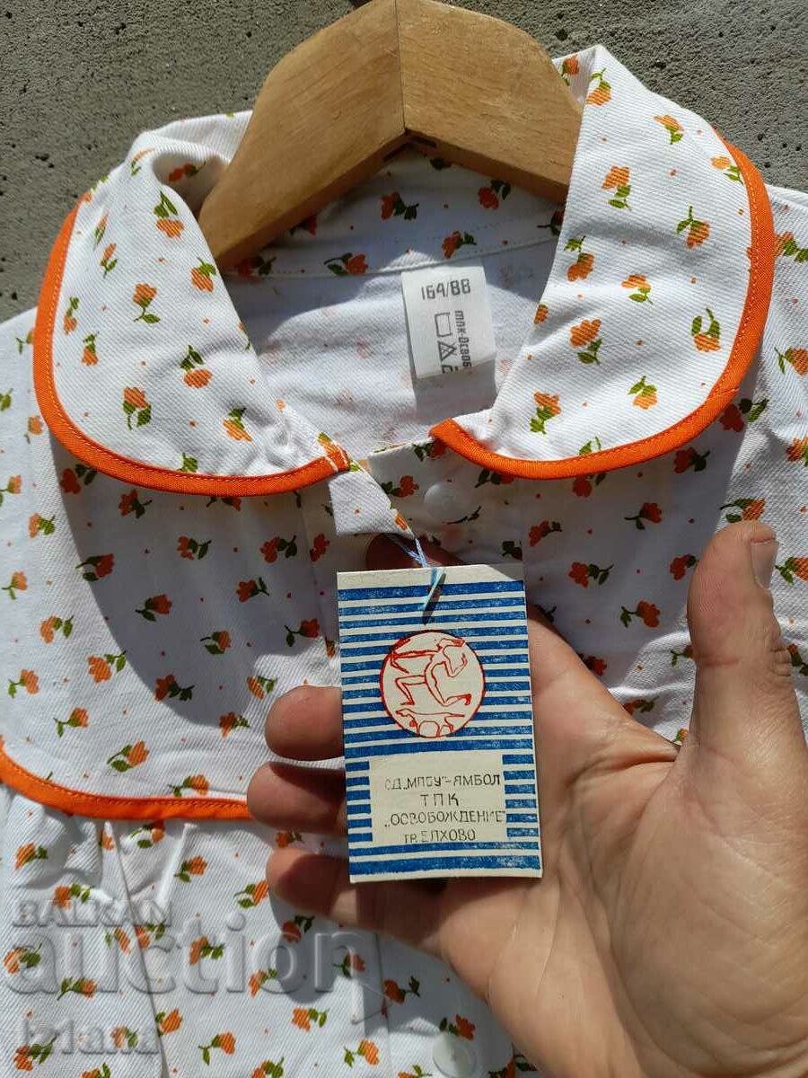 Livrarea Cămașă de noapte de bătrână