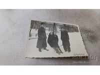 Φωτογραφία Σοφία Ένας νεαρός αξιωματικός και δύο κορίτσια τον χειμώνα του 1943