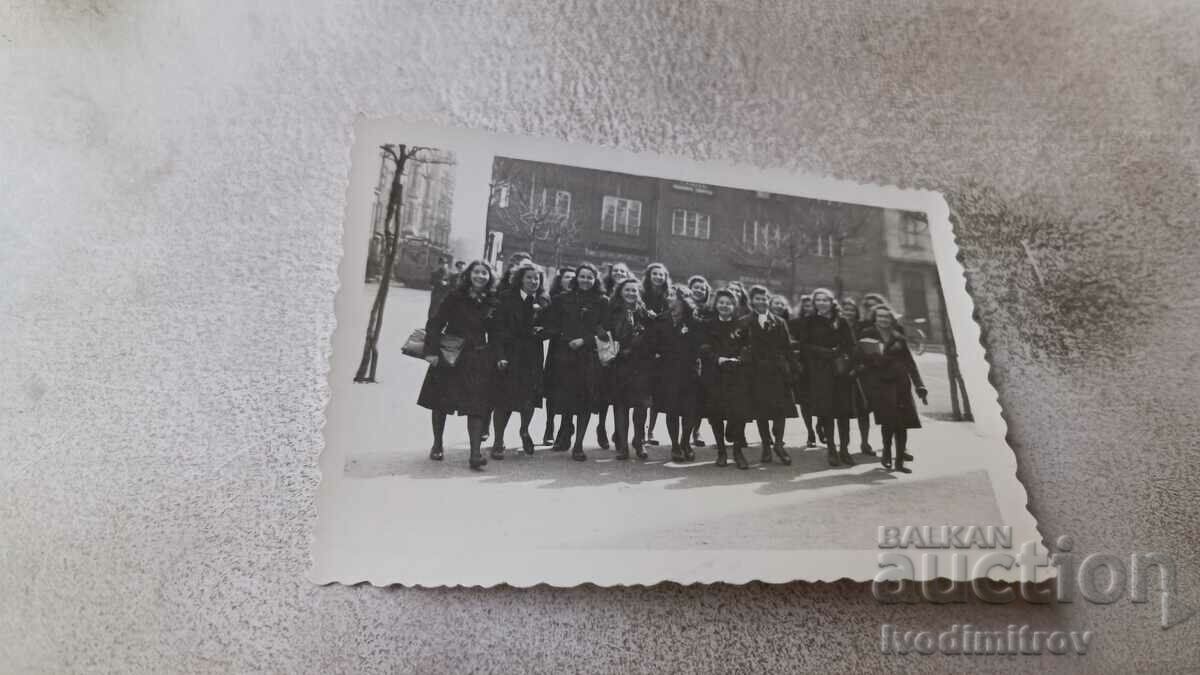 Снимка София Ученички на разходка 1943