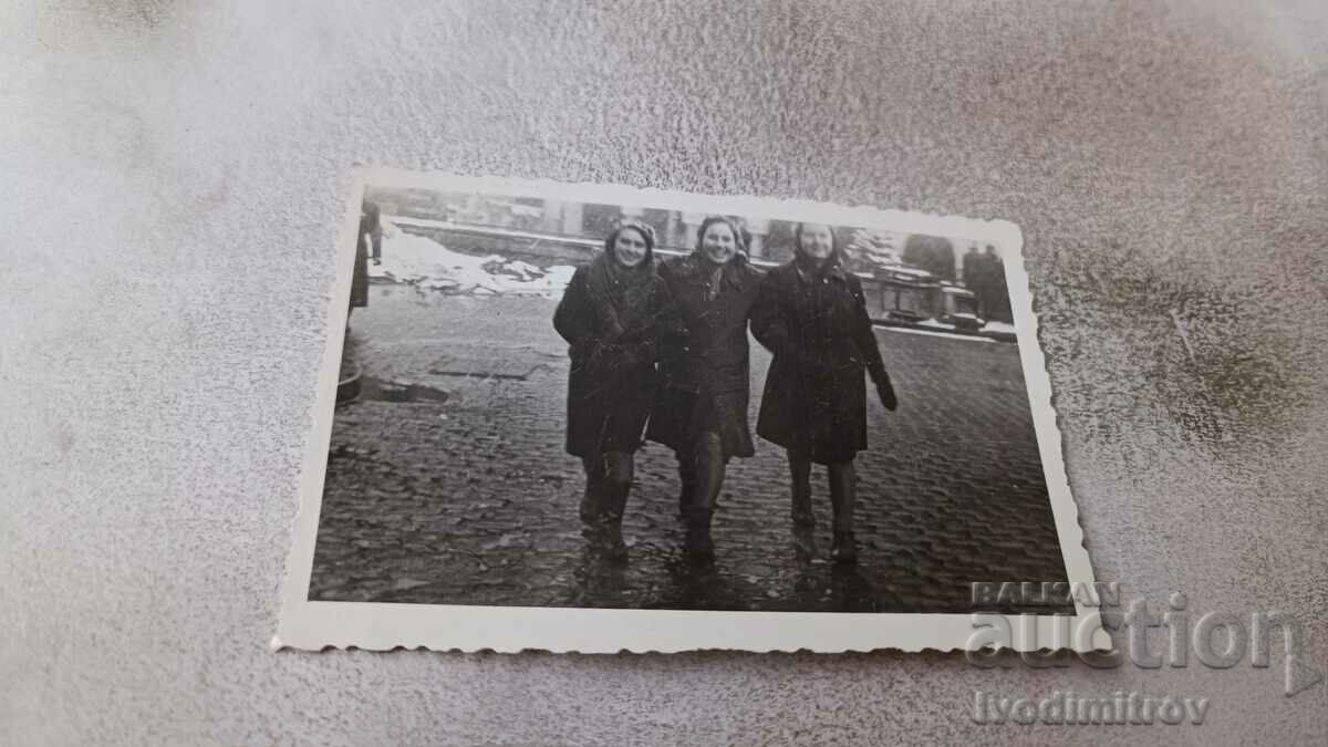 Снимка София Три млади момичета на разходка през зимата 1944