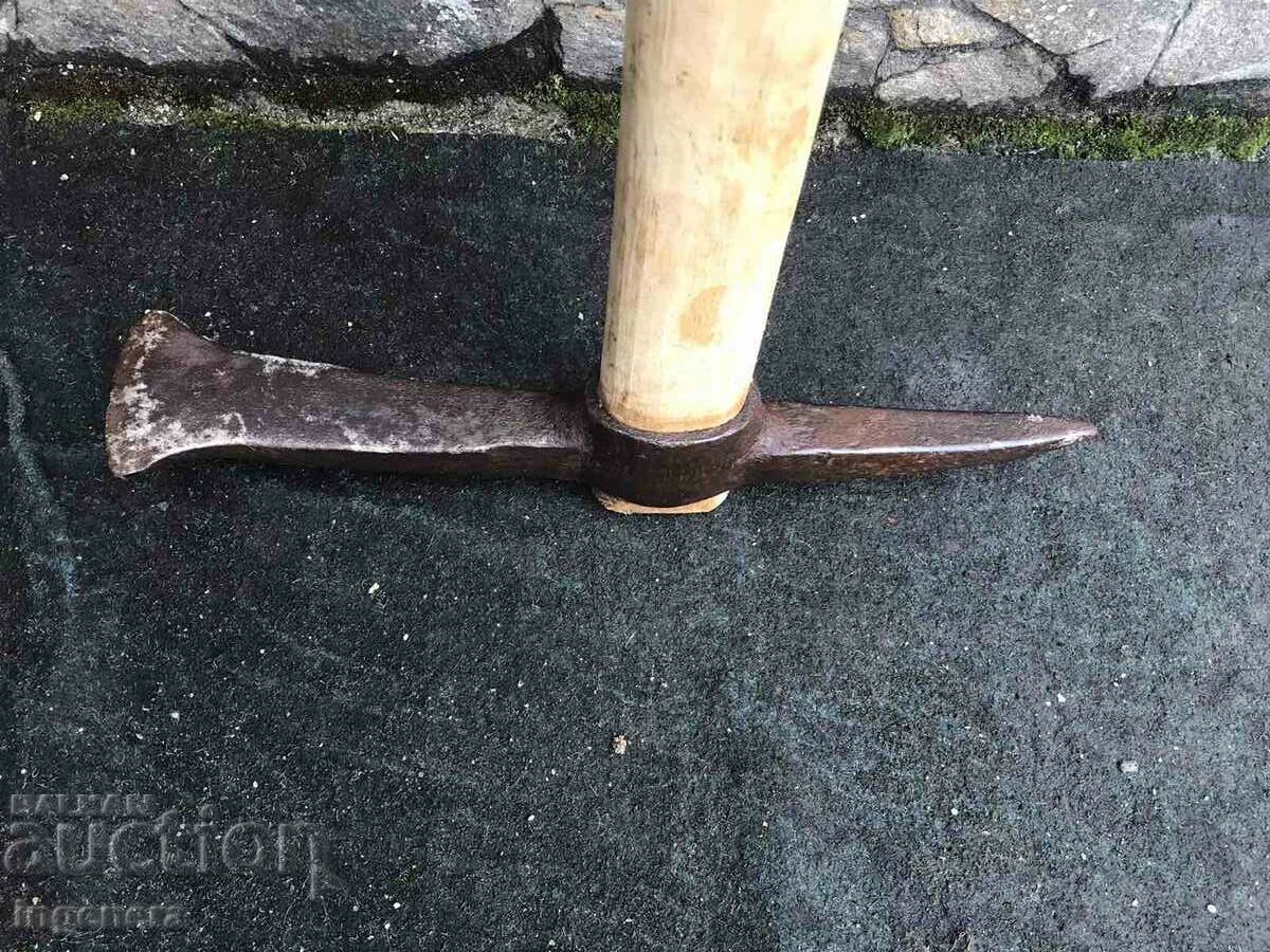 Auction PICK A MEDIUM TOOL WITH A STRONG HANDLE Auction PICK A MEDIUM TOOL WITH A STRONG HANDLE