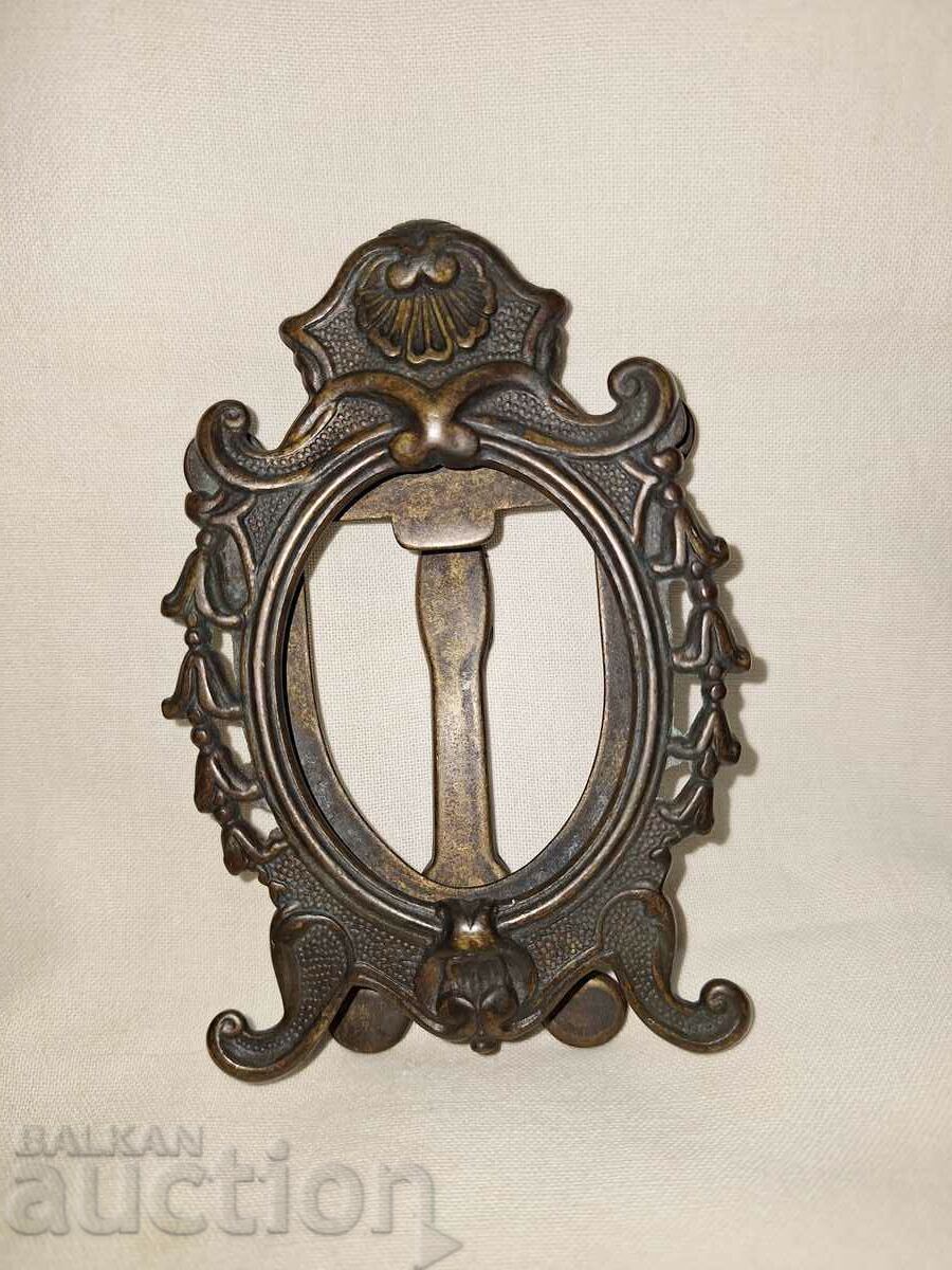 Old tabletop bronze photo frame with price 30.00 BGN | € 15.34 Old tabletop bronze photo frame with price 30.00 BGN | € 15.34