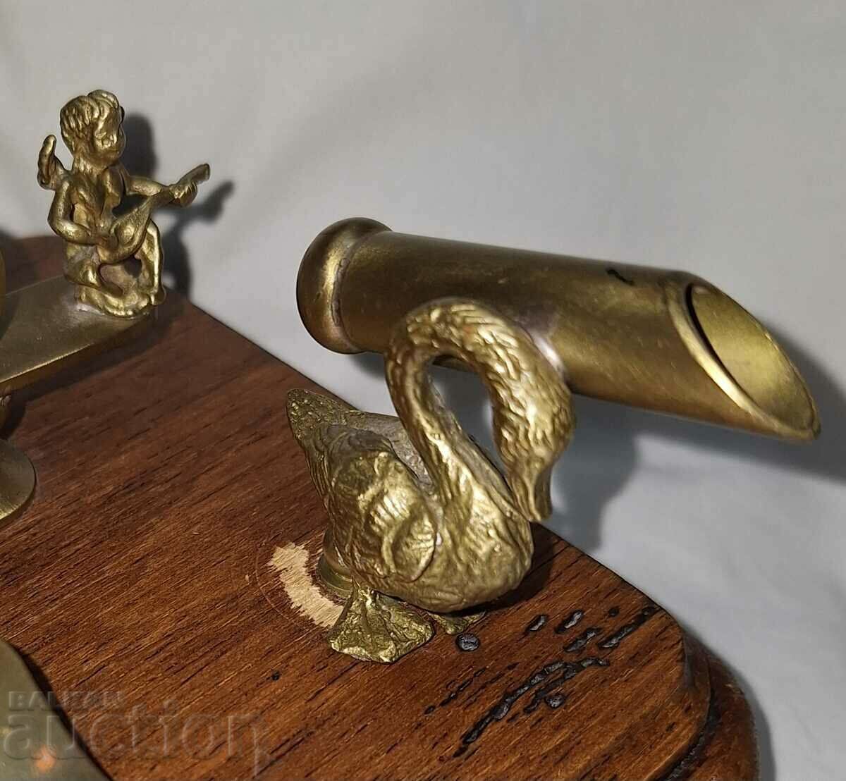 Delivery of Vintage inkwell with bronze fittings Delivery of Vintage inkwell with bronze fittings