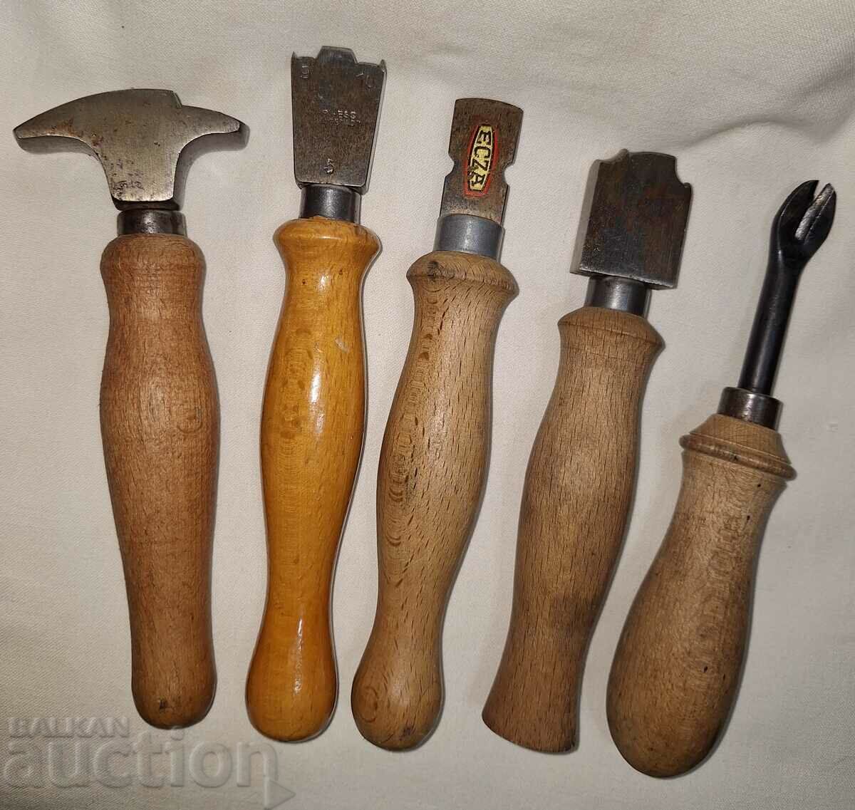 Стари занаятчийски сарашки кожарски обущарски инструменти