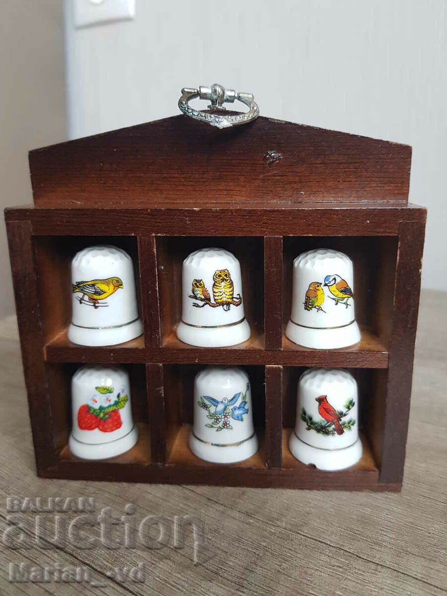 Porcelain thimbles 6 pieces with mini shelf