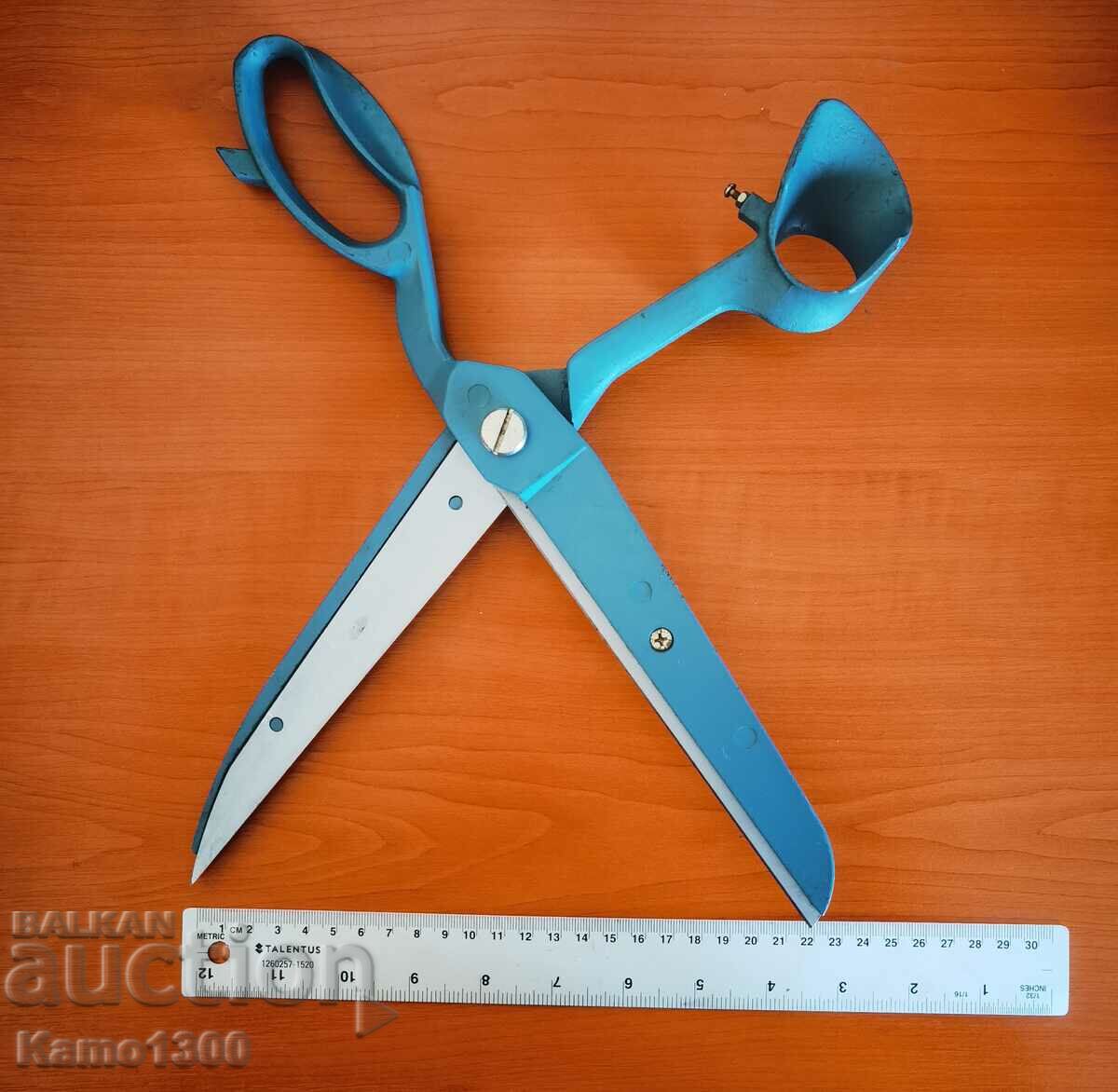 Sewing scissors for cutting