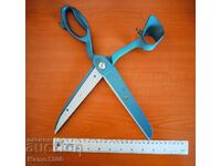 Sewing scissors for cutting