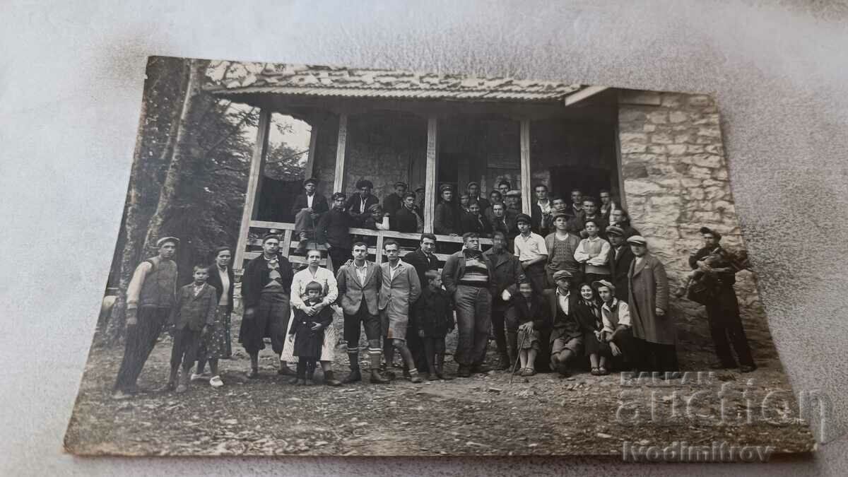 Fotografie Stara planina Bărbați, femei și copii în fața cabanei Chumerna