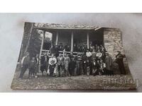 Fotografie Stara planina Bărbați, femei și copii în fața cabanei Chumerna