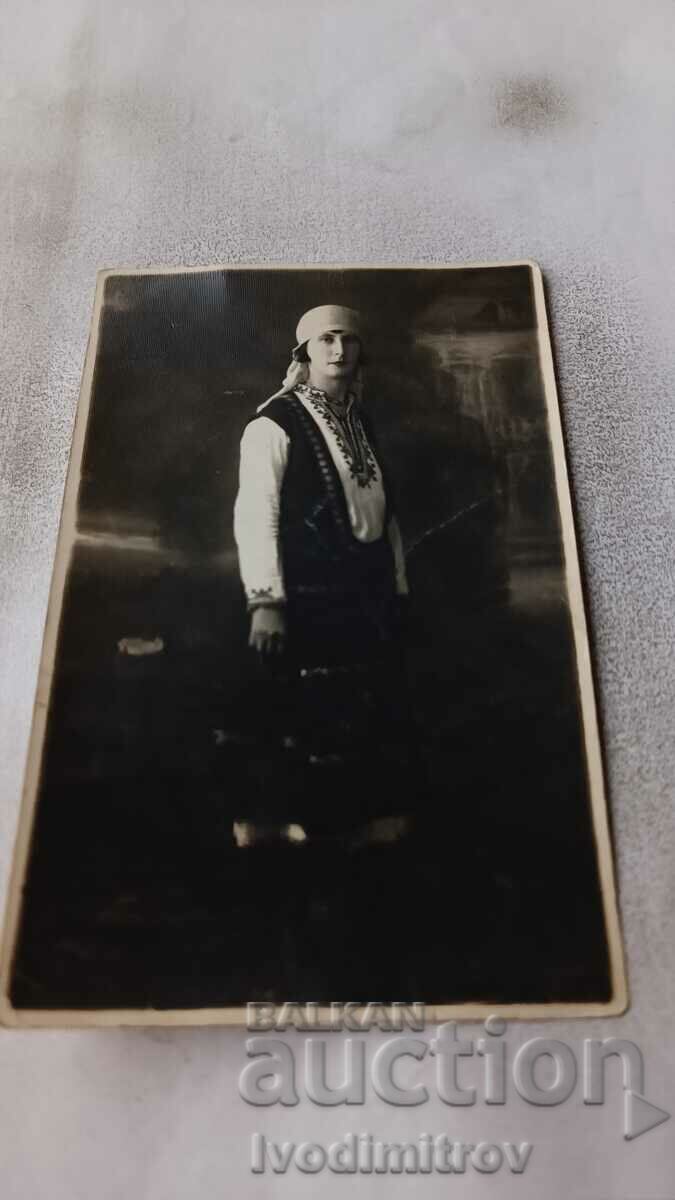 Fotografie Tânără în costum popular 1936
