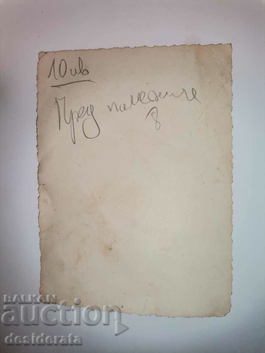 Fotografie veche. În fața monumentului. cu preț 10.00 BGN | € 5.11 Fotografie veche. În fața monumentului. cu preț 10.00 BGN | € 5.11