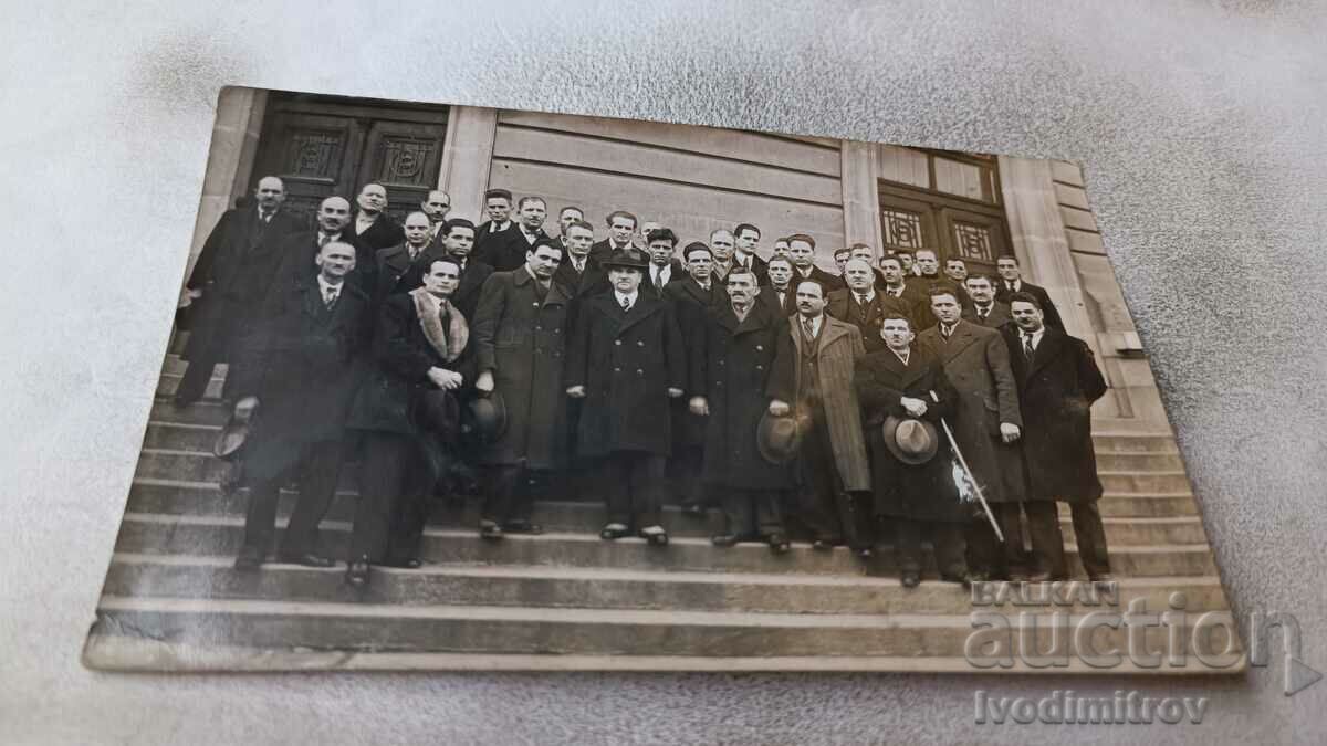 Photo Sofia Αντιπρόσωποι σε ένα συνέδριο στις σκάλες μπροστά από ένα κτίριο