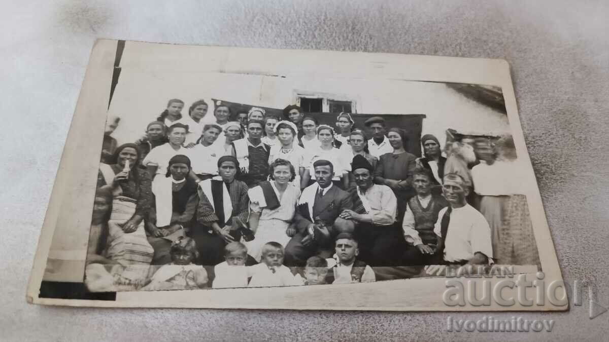 Fotografie Maslari proaspăt căsătoriți cu prietenii lor 1944