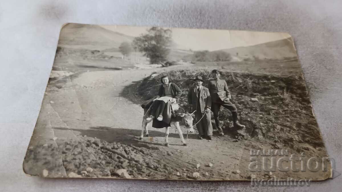 Fotografie Pletvara Ofițer bărbați și femei pe un măgar pe drum 1942