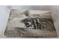 Fotografie Pletvara Ofițer bărbați și femei pe un măgar pe drum 1942