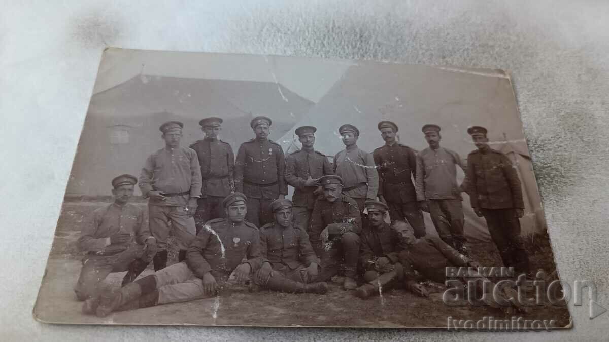 Φωτογραφία Αξιωματικοί και στρατιώτες μπροστά από δύο σκηνές στο μέτωπο του PSV 1916