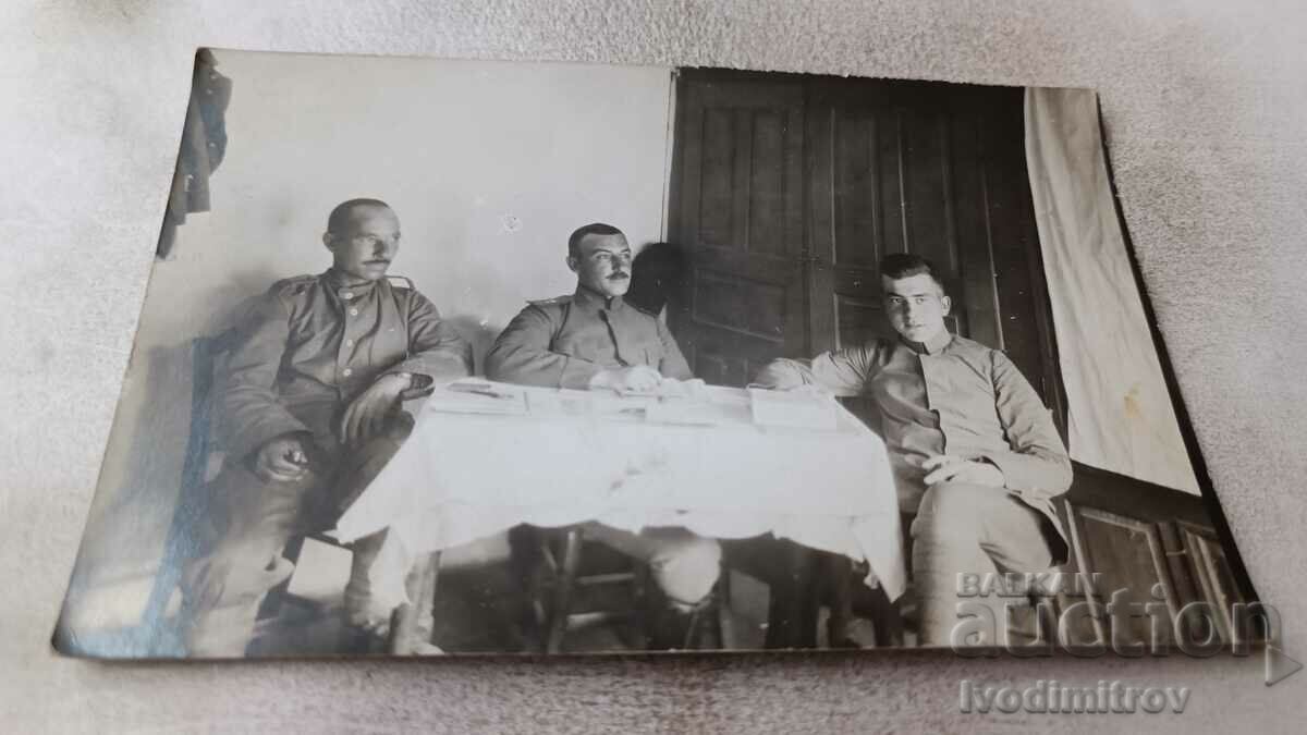 Foto Trei ofițeri așezați la o masă PSV