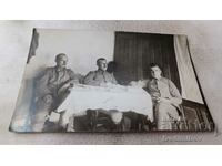 Снимка Трима офицери седнали на маса ПСВ