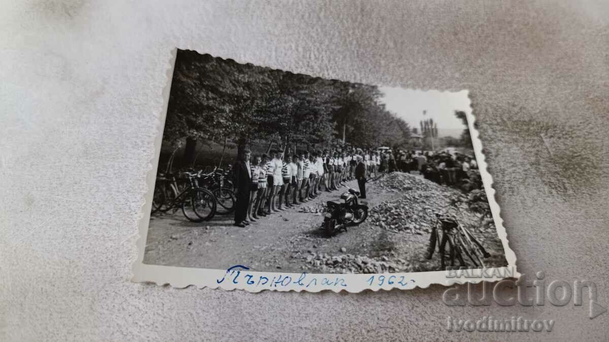 Fotografie Tarnovlak Bicicliști la o cursă de ciclism 1962