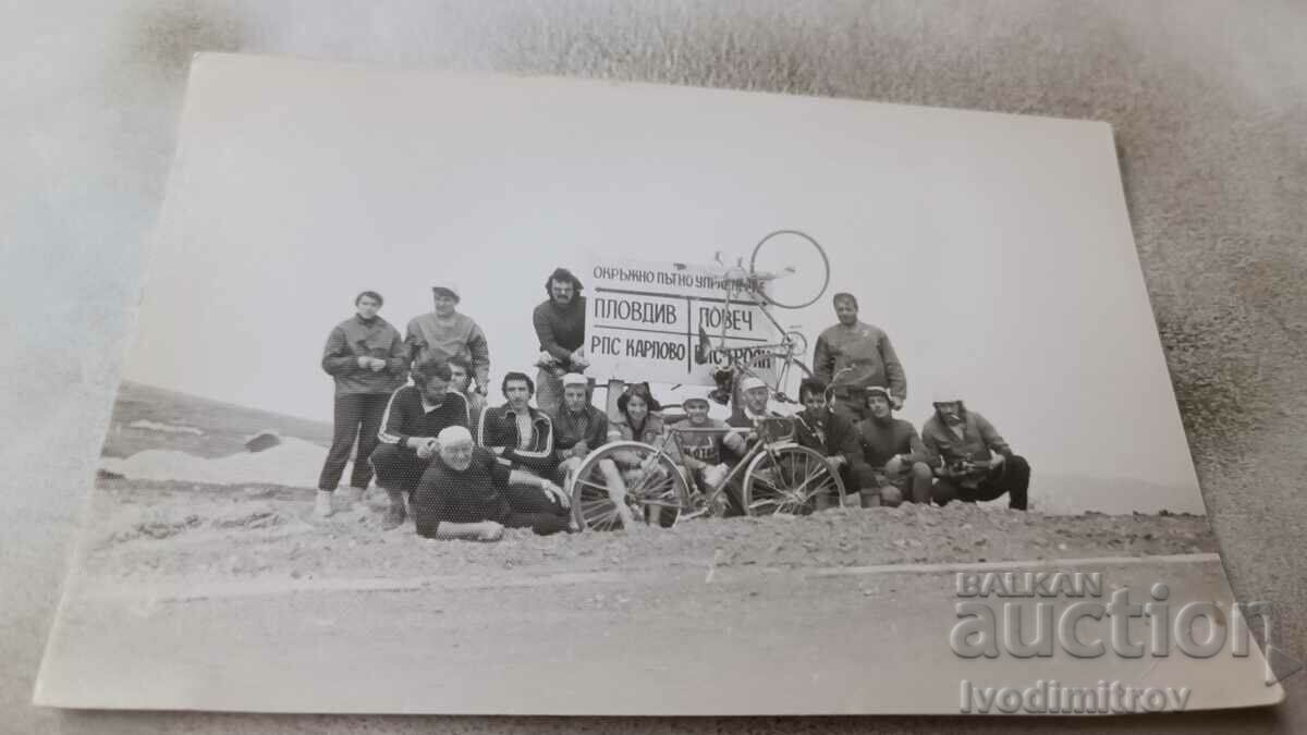 Φωτογραφία ποδηλάτες γύρω από μια πινακίδα της Περιφερειακής Διοίκησης Οδών