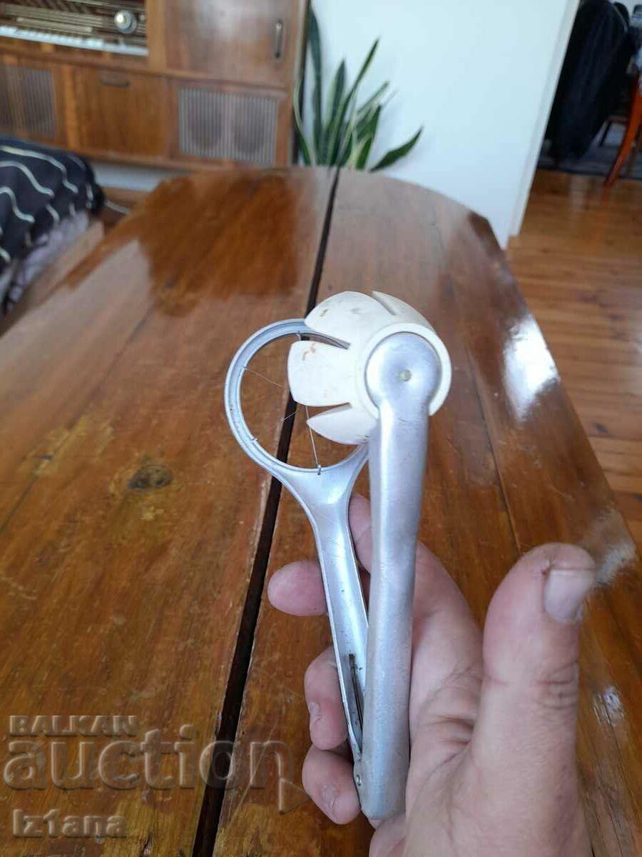 Delivery of Old device for cutting eggs, egg slicer Delivery of Old device for cutting eggs, egg slicer