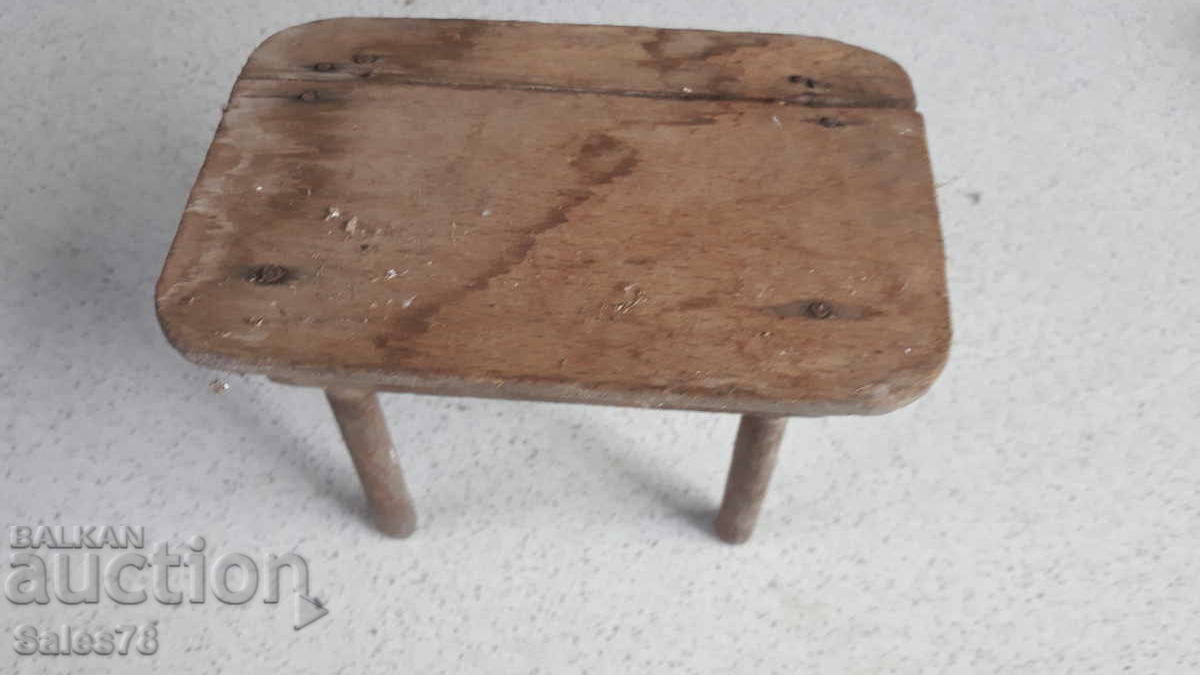 O masă mică din lemn veche