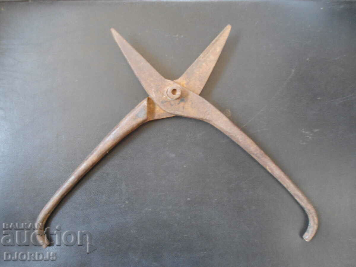 Old sheet metal shears with price 7.00 BGN | € 3.58 Old sheet metal shears with price 7.00 BGN | € 3.58