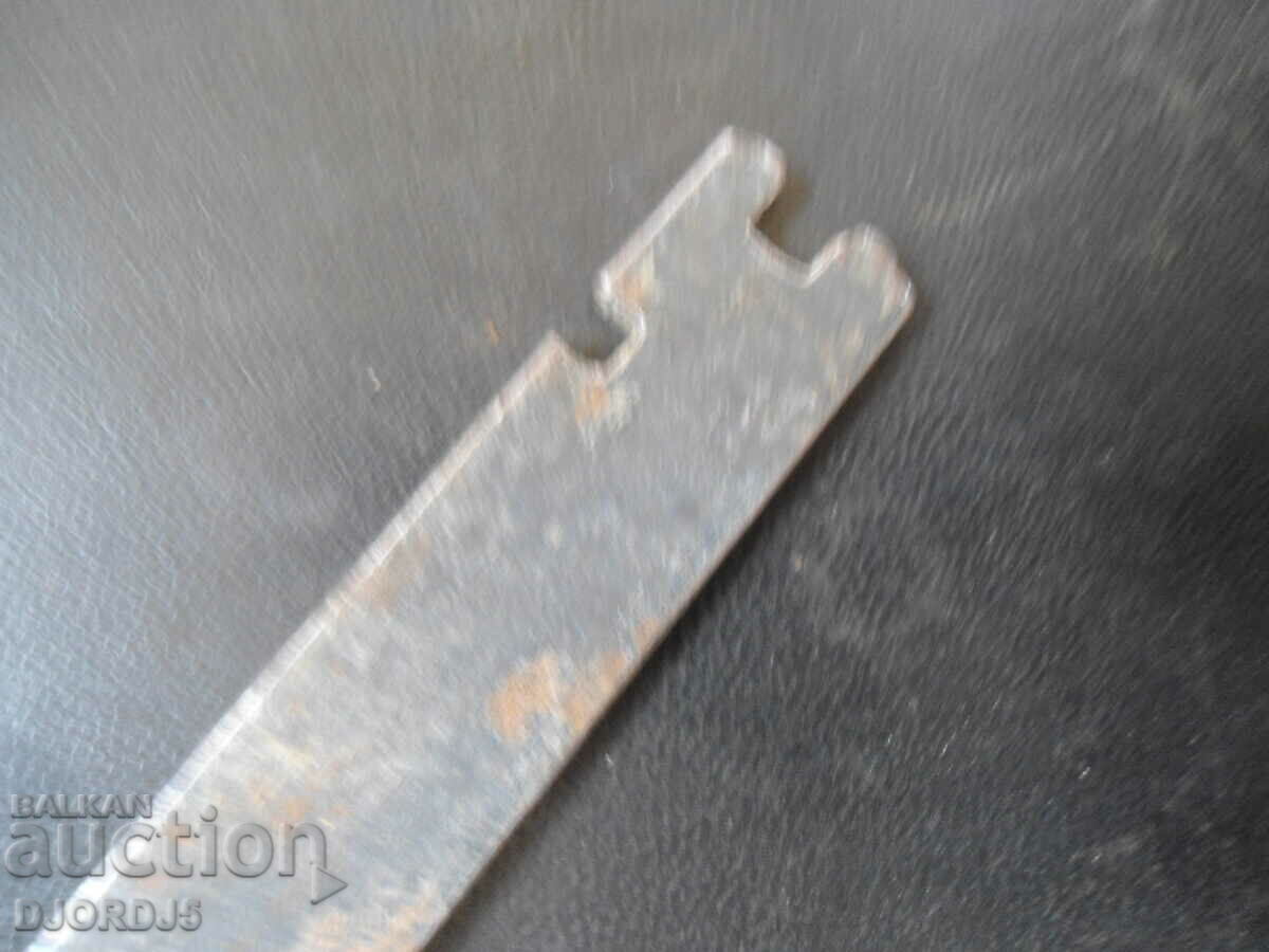 Auction An old specialized tool Auction An old specialized tool