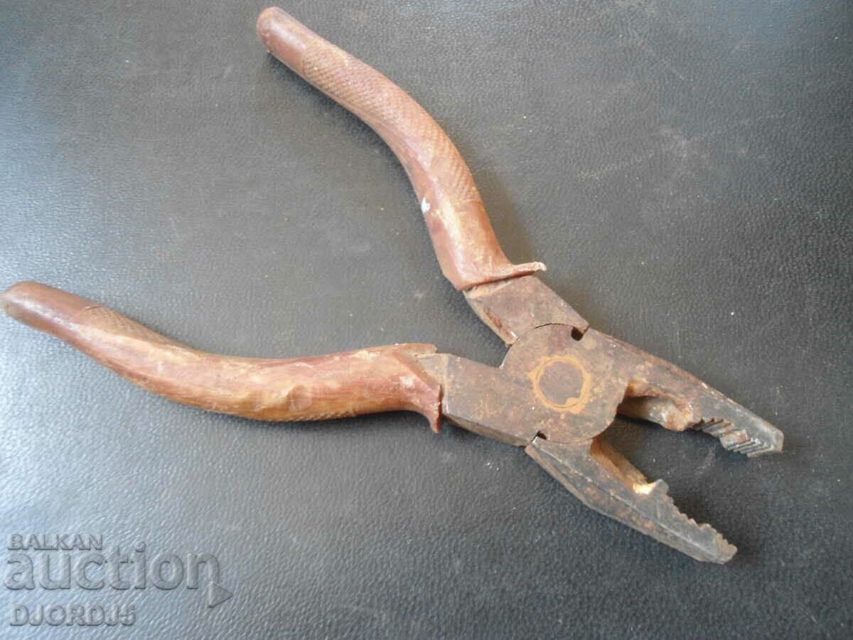 Clești vechi cu preț 3.00 BGN | € 1.53