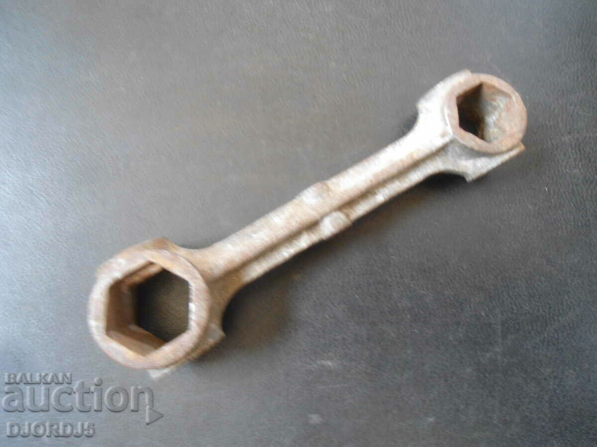 Old key, 8 in 1, marked