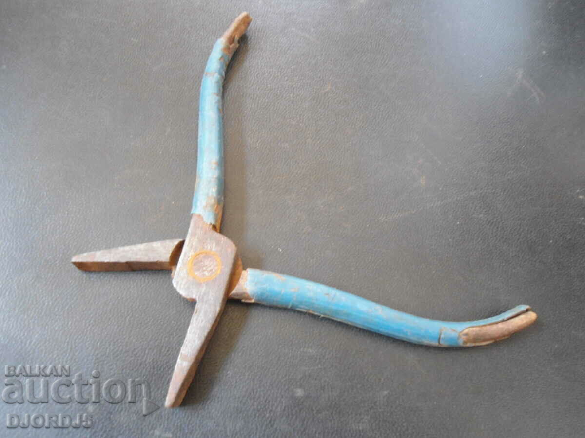 Old pliers with price 3.00 BGN | € 1.53 Old pliers with price 3.00 BGN | € 1.53