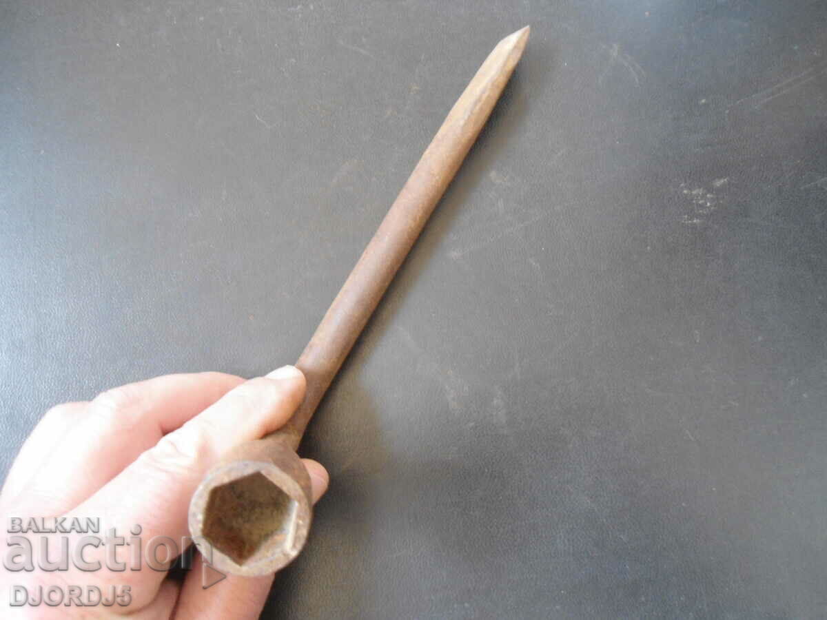 Ένα παλιό όργανο με τιμή 5.00 BGN | € 2.56 Ένα παλιό όργανο με τιμή 5.00 BGN | € 2.56