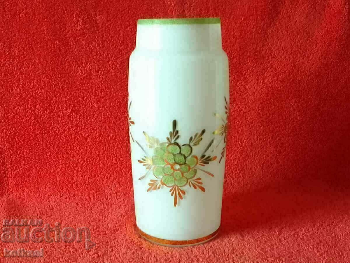 Vasă veche de sticlă aurită cu flori în relief lucrate manual cu preț € 28.50 | 55.74 BGN