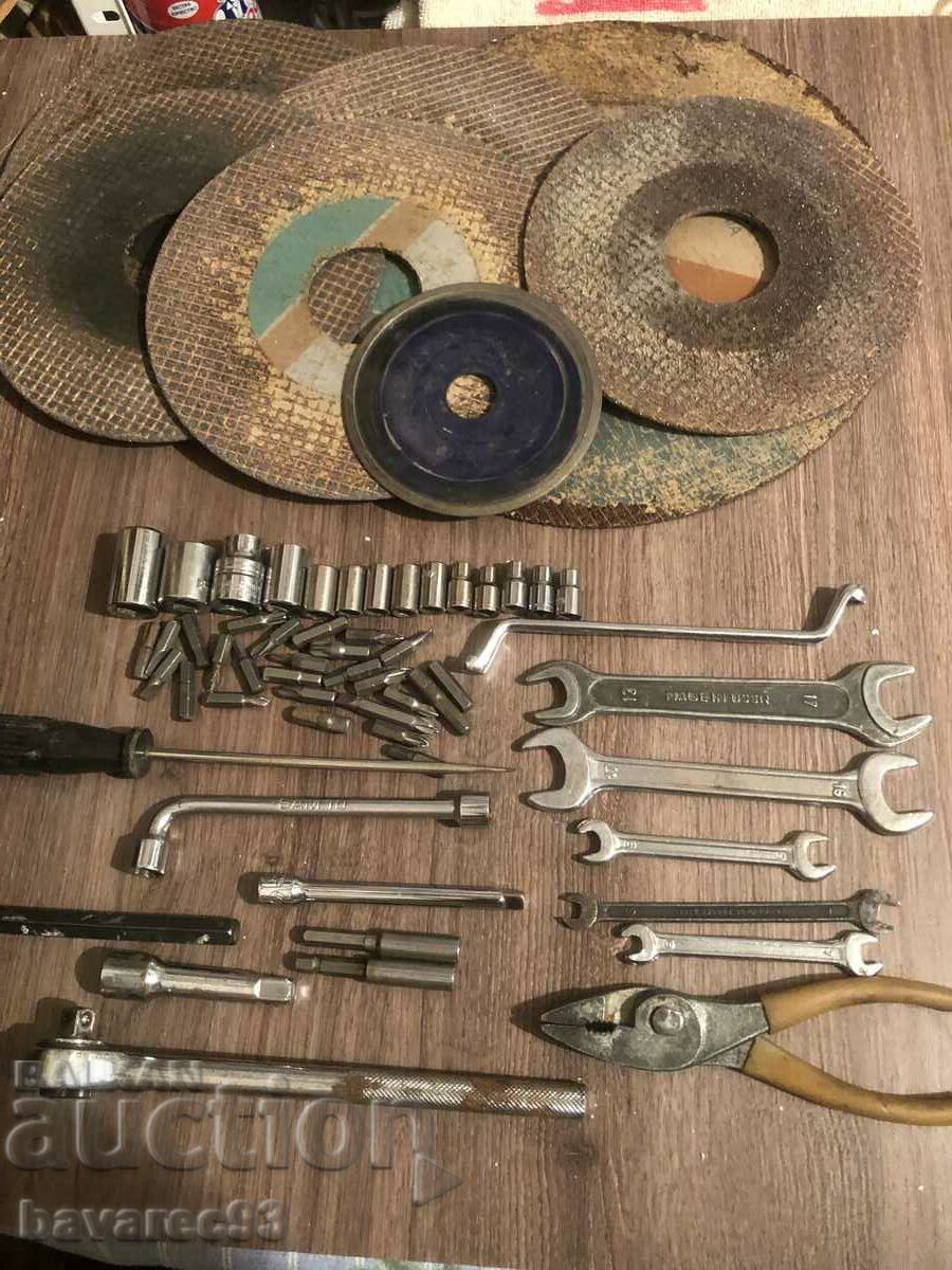 Πολλά εργαλεία και δίσκοι.