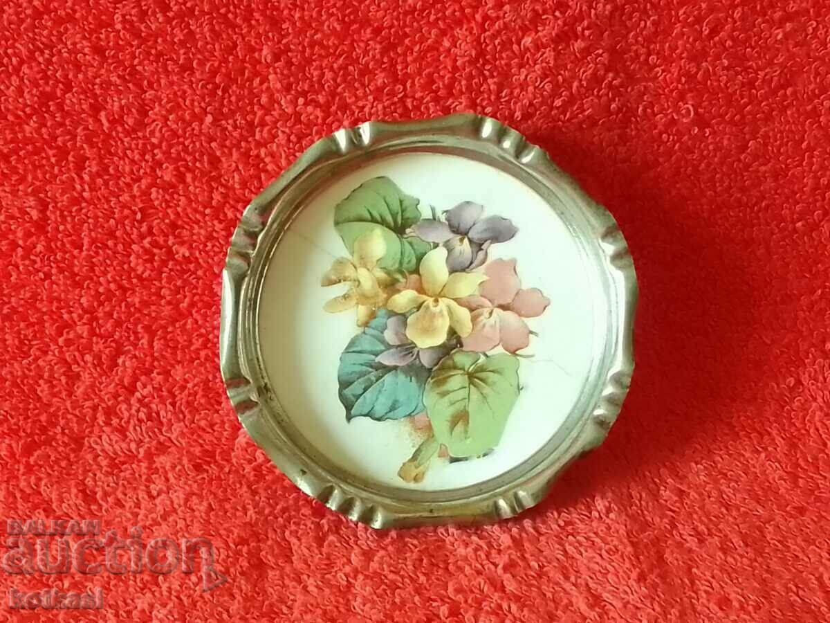 Стар малък порцеланов поднос цветя метален обков с цена 5.50 лв. | € 2.81