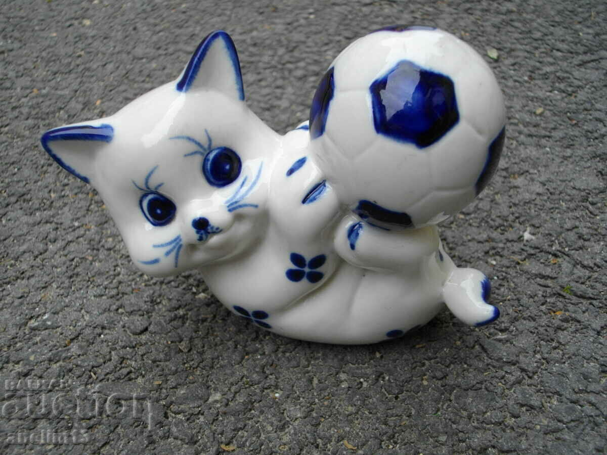 PISIC VECHI DE PORCELAN CU MINGE cu preț € 20.00 | 39.12 BGN