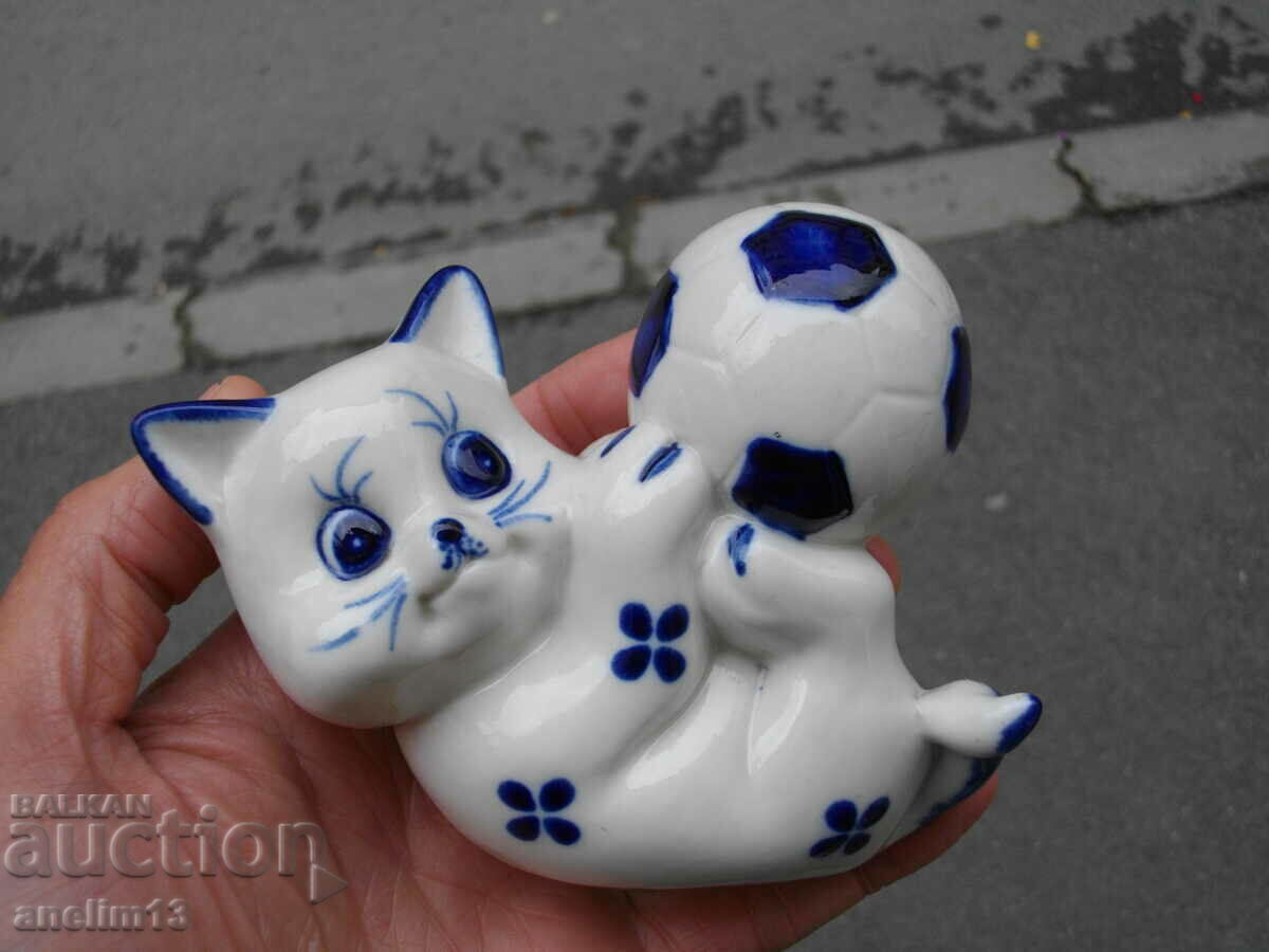 Licitație PISIC VECHI DE PORCELAN CU MINGE