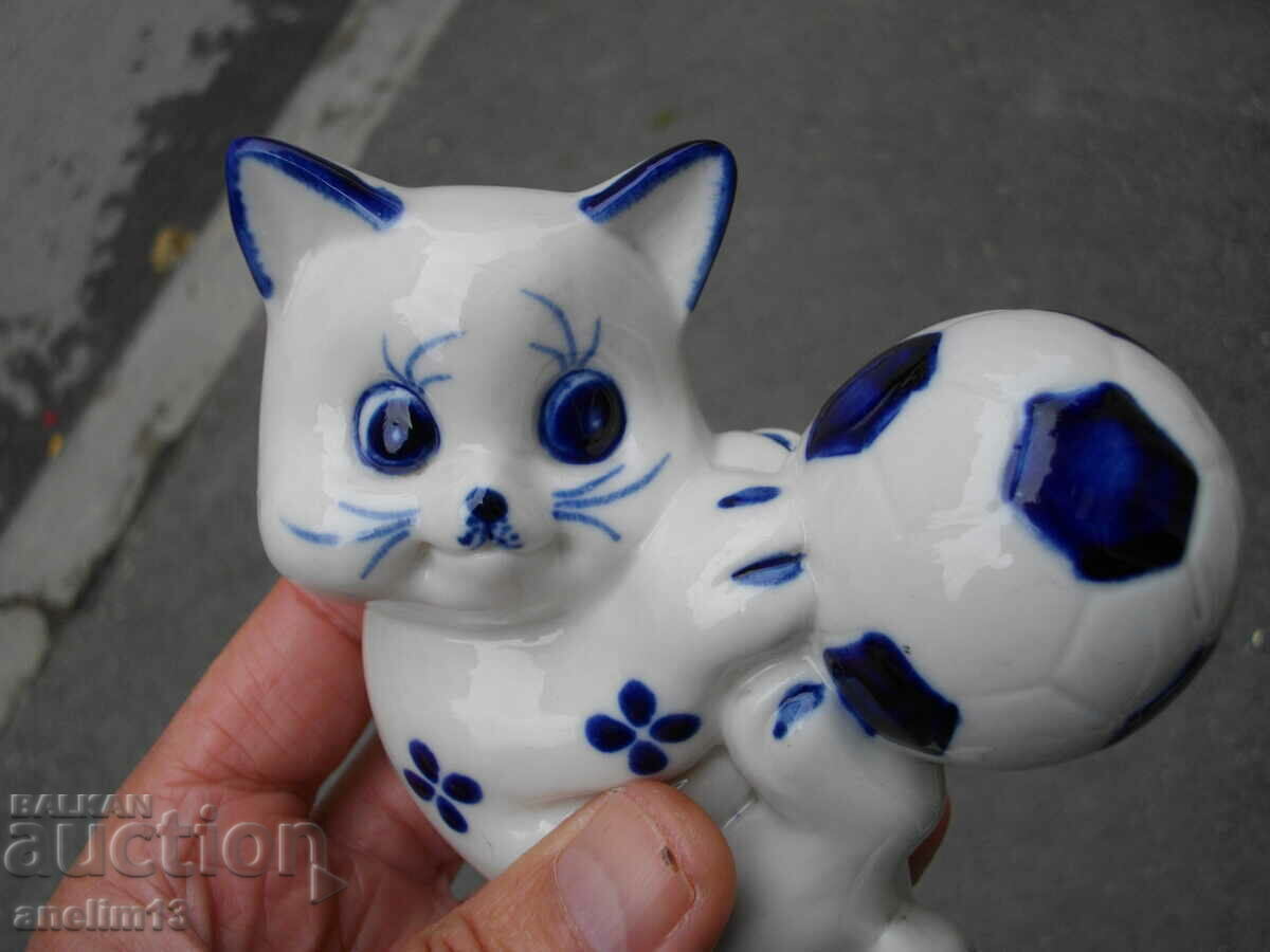 Livrarea PISIC VECHI DE PORCELAN CU MINGE