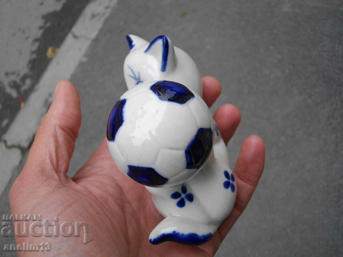 PISIC VECHI DE PORCELAN CU MINGE - 5