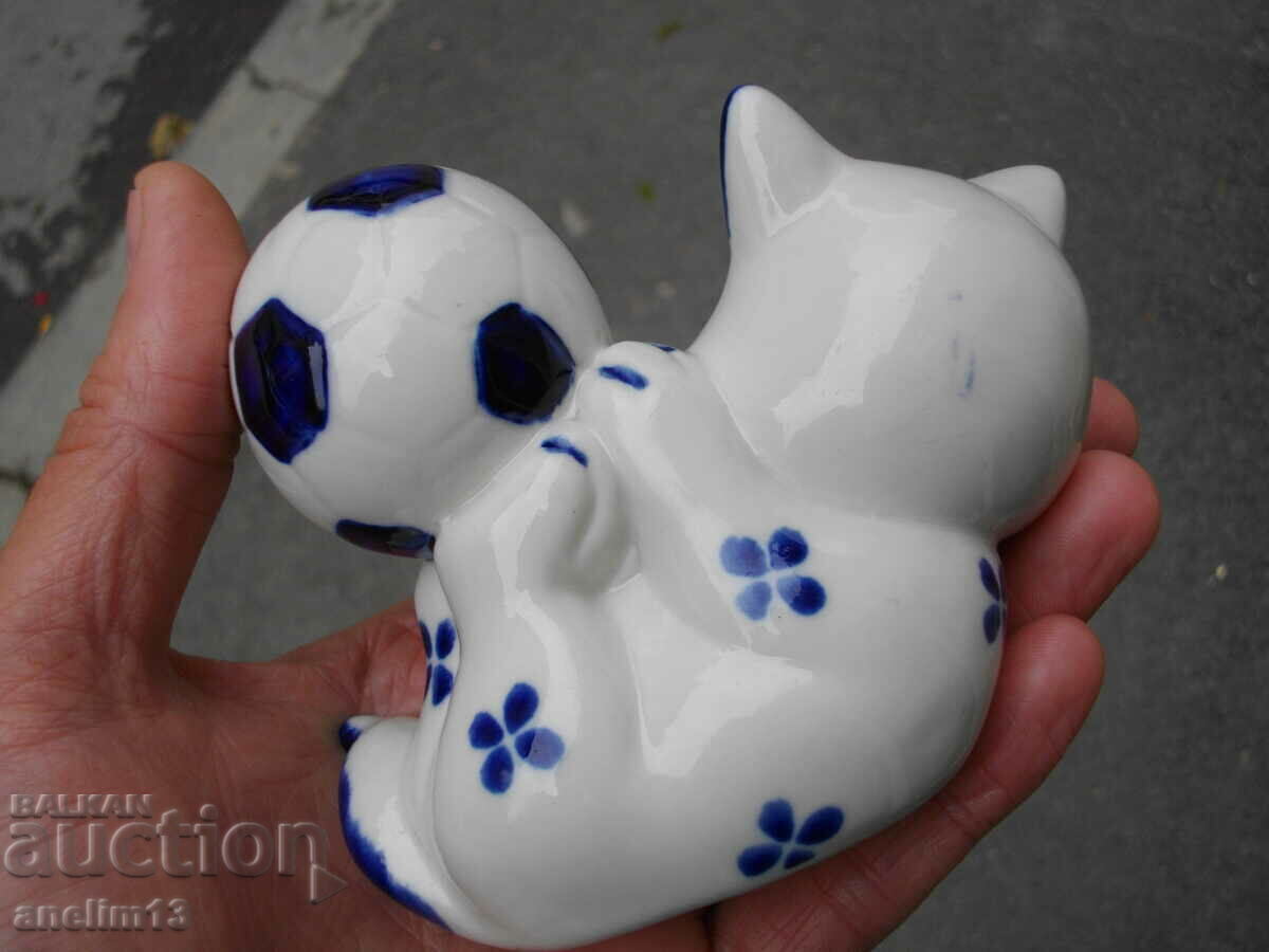 PISIC VECHI DE PORCELAN CU MINGE - 6