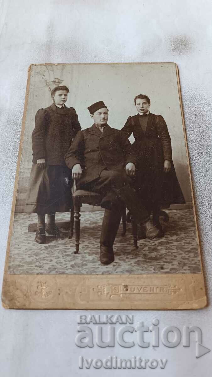 Снимка Млад мъж и две млади момичета Картон