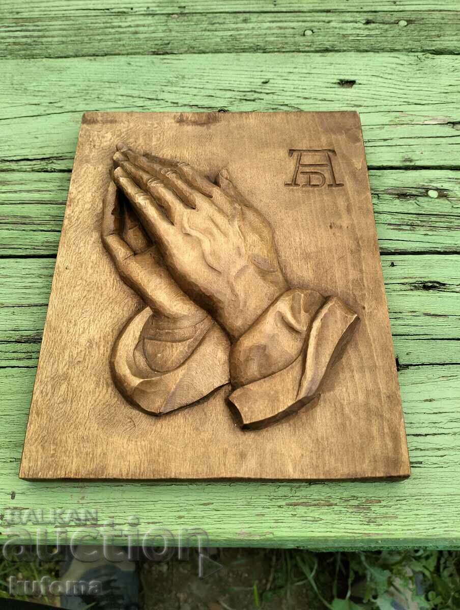 Ξύλινο πάνελ με χέρια που προσεύχονται