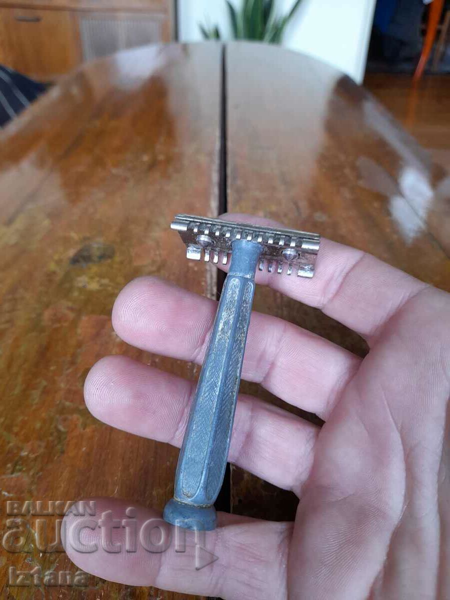 An old razor with price 11.00 BGN | € 5.62