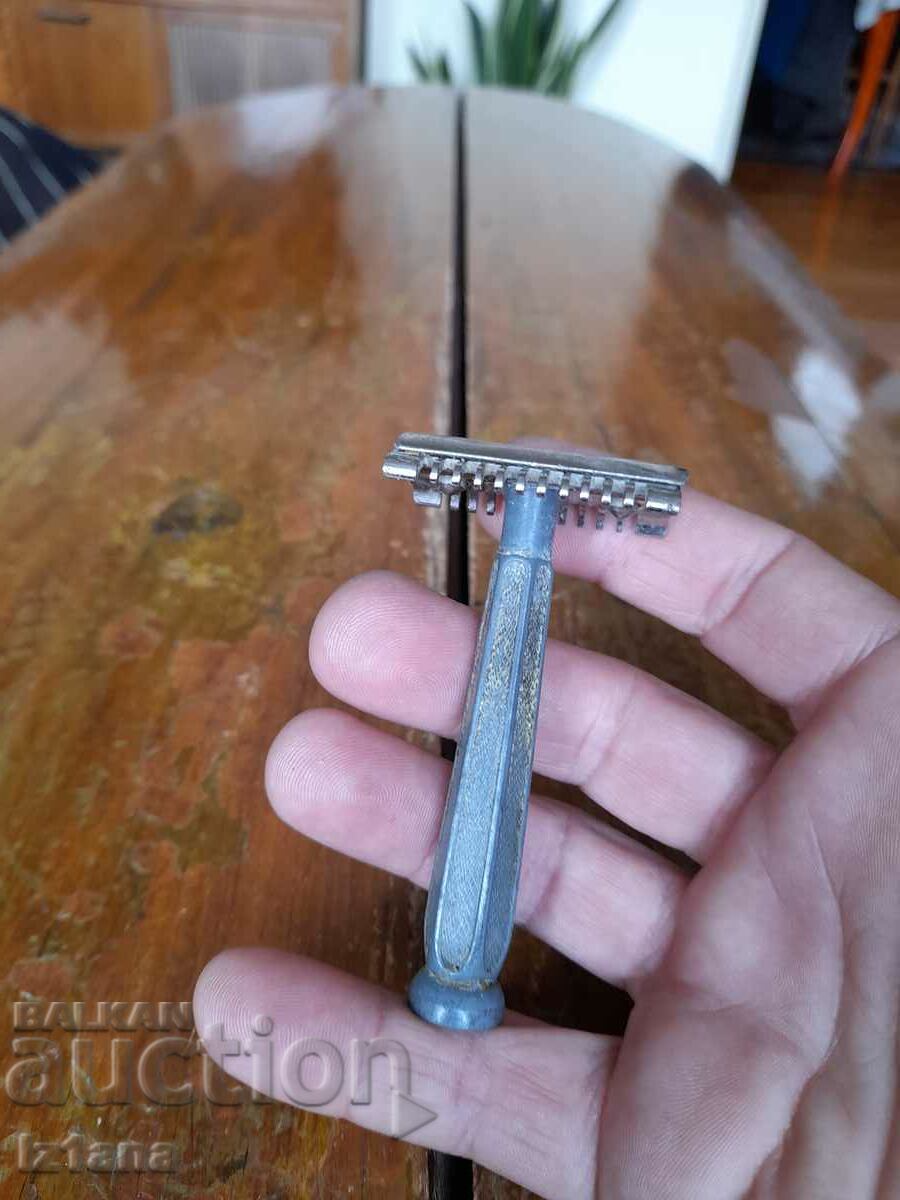 Auction  An old razor