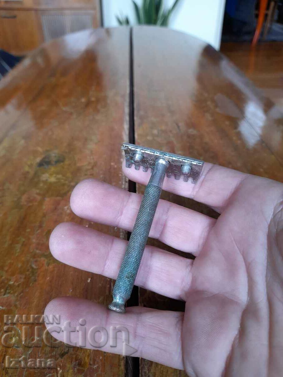 An old razor with price 11.00 BGN | € 5.62 An old razor with price 11.00 BGN | € 5.62