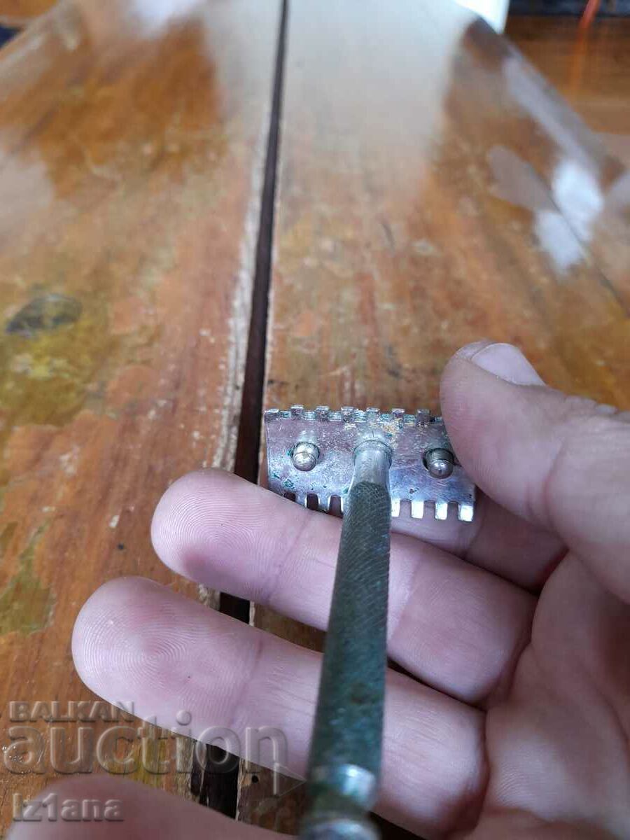 Auction An old razor Auction An old razor